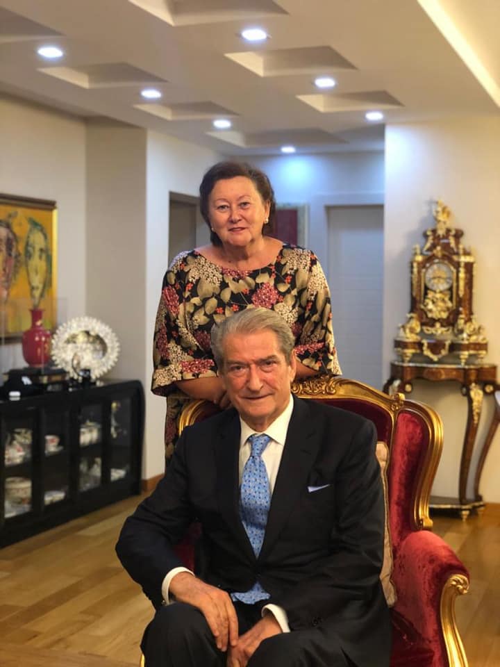 Ish-kryeministri Sali Berisha feston 76-vjetorin, dedikimi special për familjen