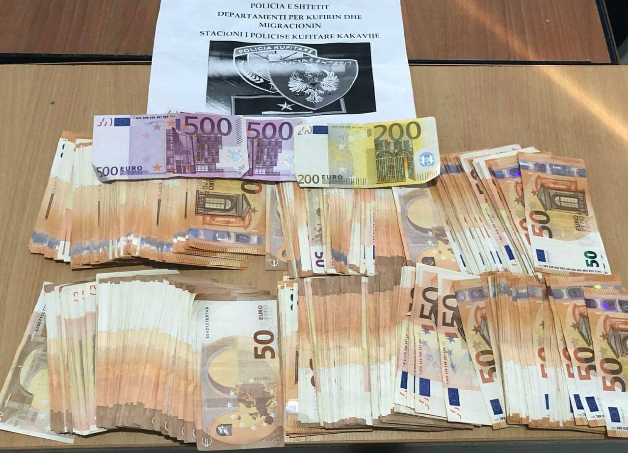 Me 25 mijë euro të padeklaruara drejt Greqisë, procedohet 43-vjeçarja