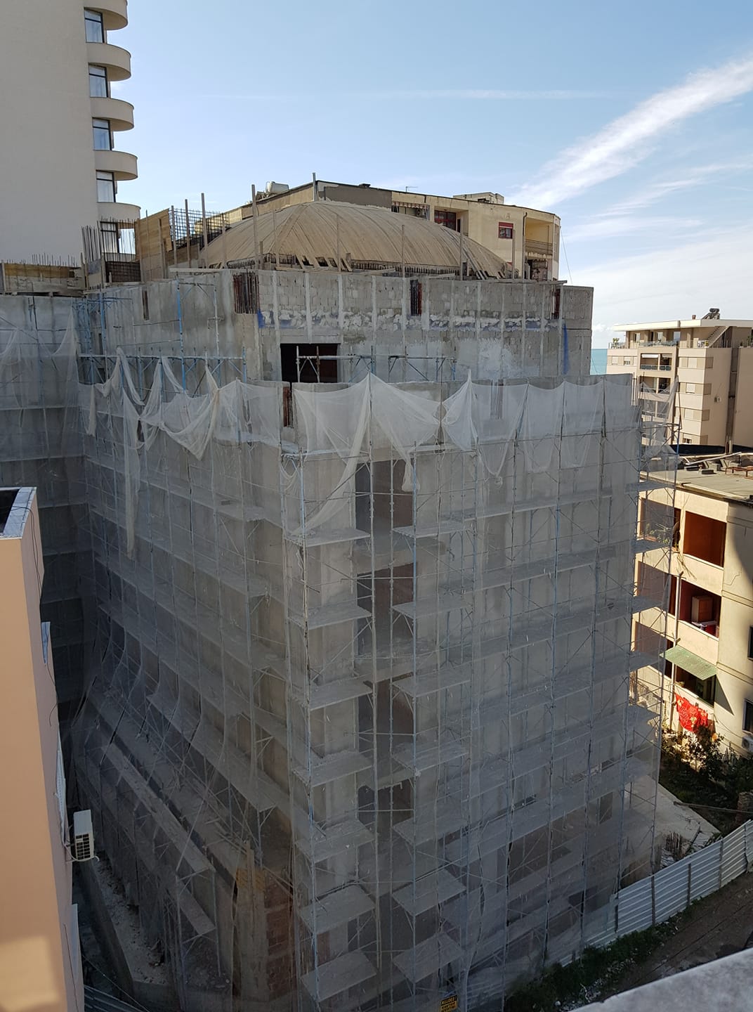 “Ngrihet një tjetër përbindësh betoni!” Deputetja e Durrësit denoncon pallatin shumëkatësh që ndërtohet në vend të hapësirës së përbashkët