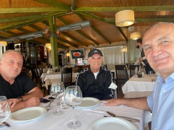 Meta nxjerr foton me ish-deputetin e PS-së: Ishin kohë të paharruara, por më të mira do vijnë!