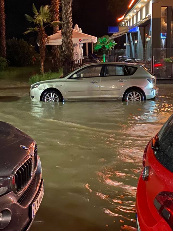 Përmbytja e rrugëve të Durrësit, Arlind Boshku: Dua të iki në shpi, por nuk hip dot në makinë!