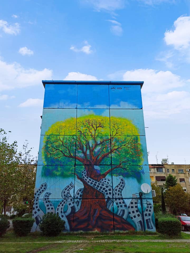 “Urojmë sa më shumë ditë me diell për Durrësin!” Realizohet muralja e dytë gjigande në qytetin bregdetar (FOTO & VIDEO)