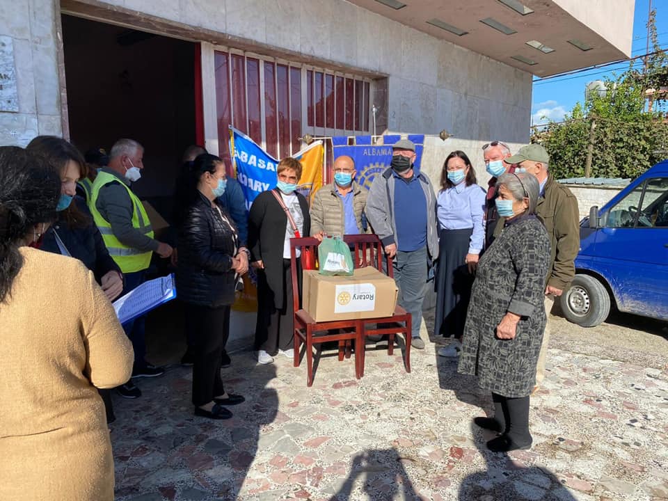 Rotary Club Durrës shpërndan ndihma për 50 familje në nevojë të Shijakut (FOTO)