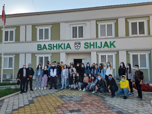 Kryebashkiaku Arbana falenderon të rinjtë vullnetarë që mblodhën ndihma për familjet në nevojë (FOTO)