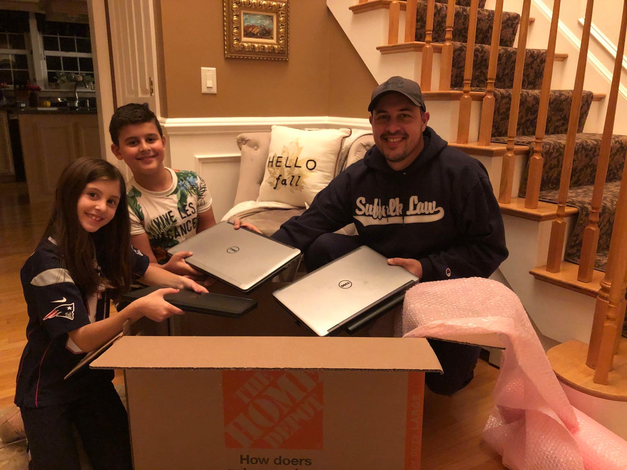 Vepra humane/ Dhurohen 58 laptopë për Universitetin e Durrësit (FOTO)