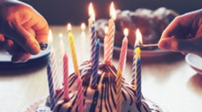 Nëna me Covid organizon dy festa për ditëlindjen e të birit, 60 të ftuar përfundojnë në karantinë