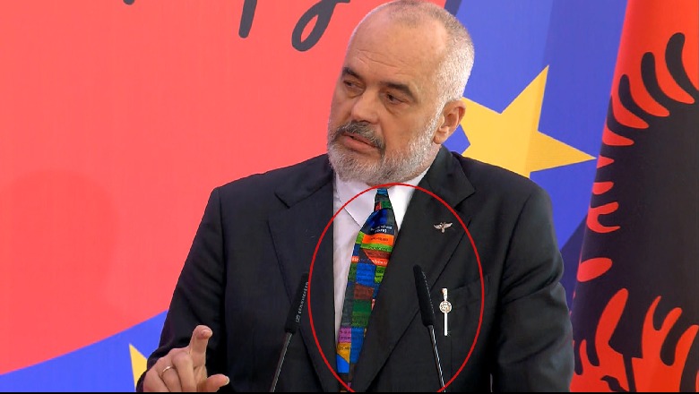 Të gjithë sytë në kravatën e kryeministrit Rama, ja çfarë shkruhej