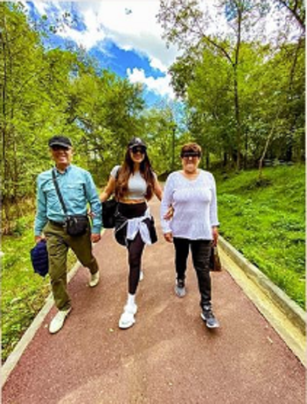 Elvana Gjata publikon foton me prindërit: Në këto kohë të vështira qëndroni sa më pranë familjes suaj