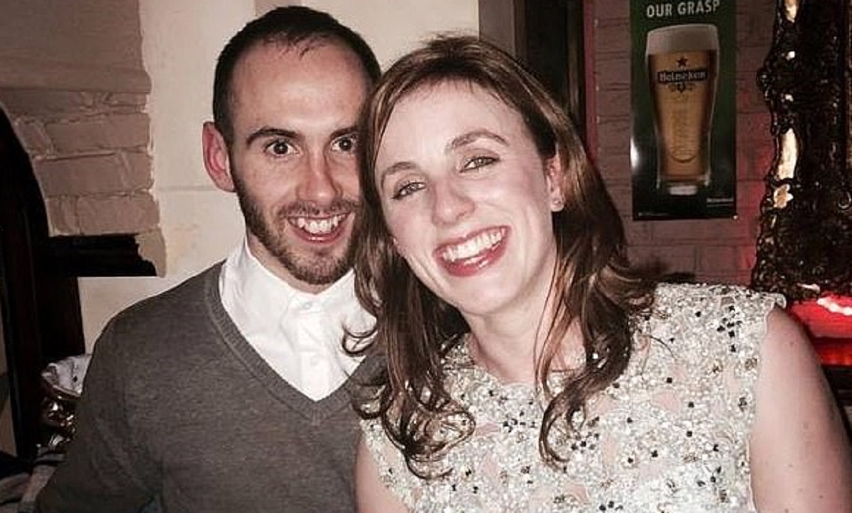 Babai zgjohet nga gjumi dhe gjen foshnjen të pajetë. Policia sapo e njoftoi edhe për vdekjen e gruas