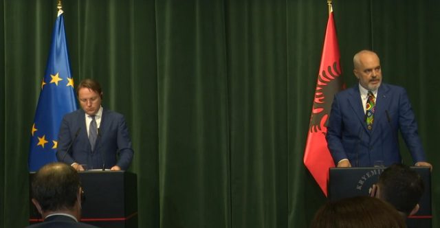 Varhelyi: Shqipëria ka ende sfida për çeljen e negociatave