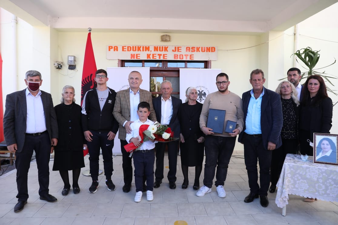 “Prindërit e mi kanë qenë arsimtar”, Meta dekoron me titullin “Naim Frashëri” mësuesen që humbi jetën në aksident