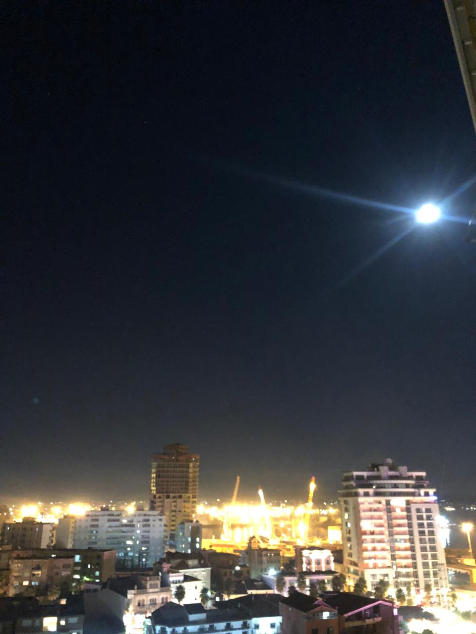 FOTOLAJM/ “Hëna blu” shkëlqen mbi Durrës mbrëmjen e sotme