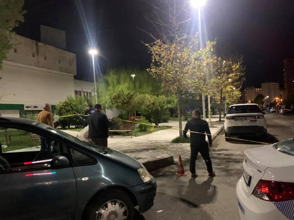 Pakoja e dyshuar me eksploziv pranë automjetit, policia rrethon zonën