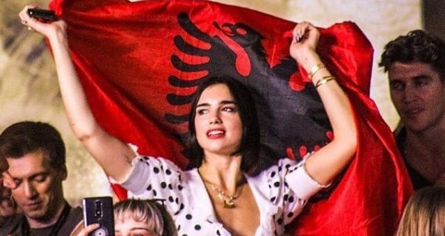 Dua Lipa mbështet Biden në zgjedhjet presidenciale: Ai qëndroi me ne, kur Kosova u ballafaqua me një katastrofë njerëzore