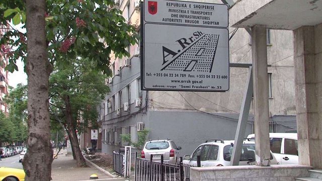 EMRAT/ Zyrtarët e arrestuar, drejtori i ARRSH-së së Durrësit dhe një ndërtues