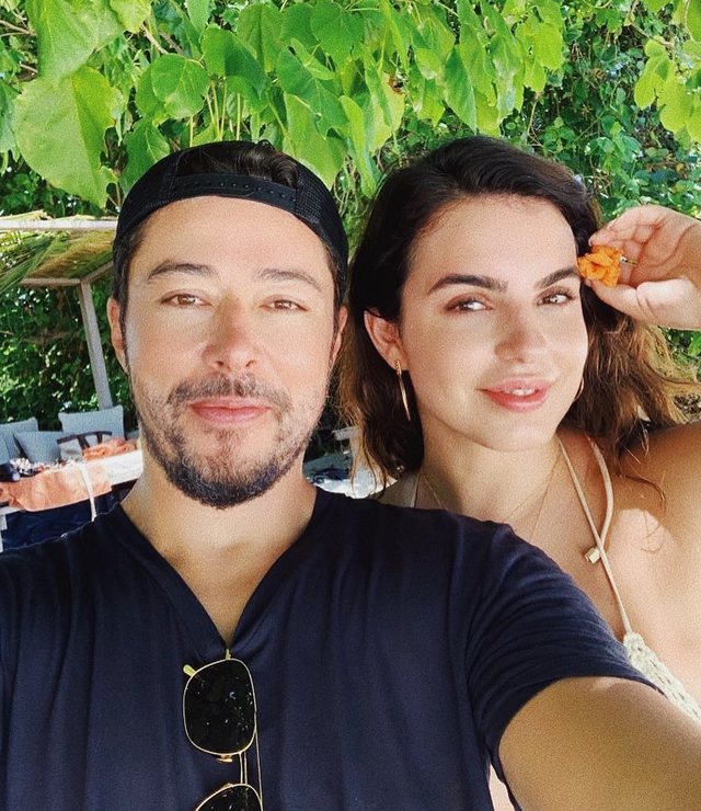 Armina Mevlani nostalgjike, kujton me një seri fotosh përvjetorin e njohjes me Shkëlzen Berishën