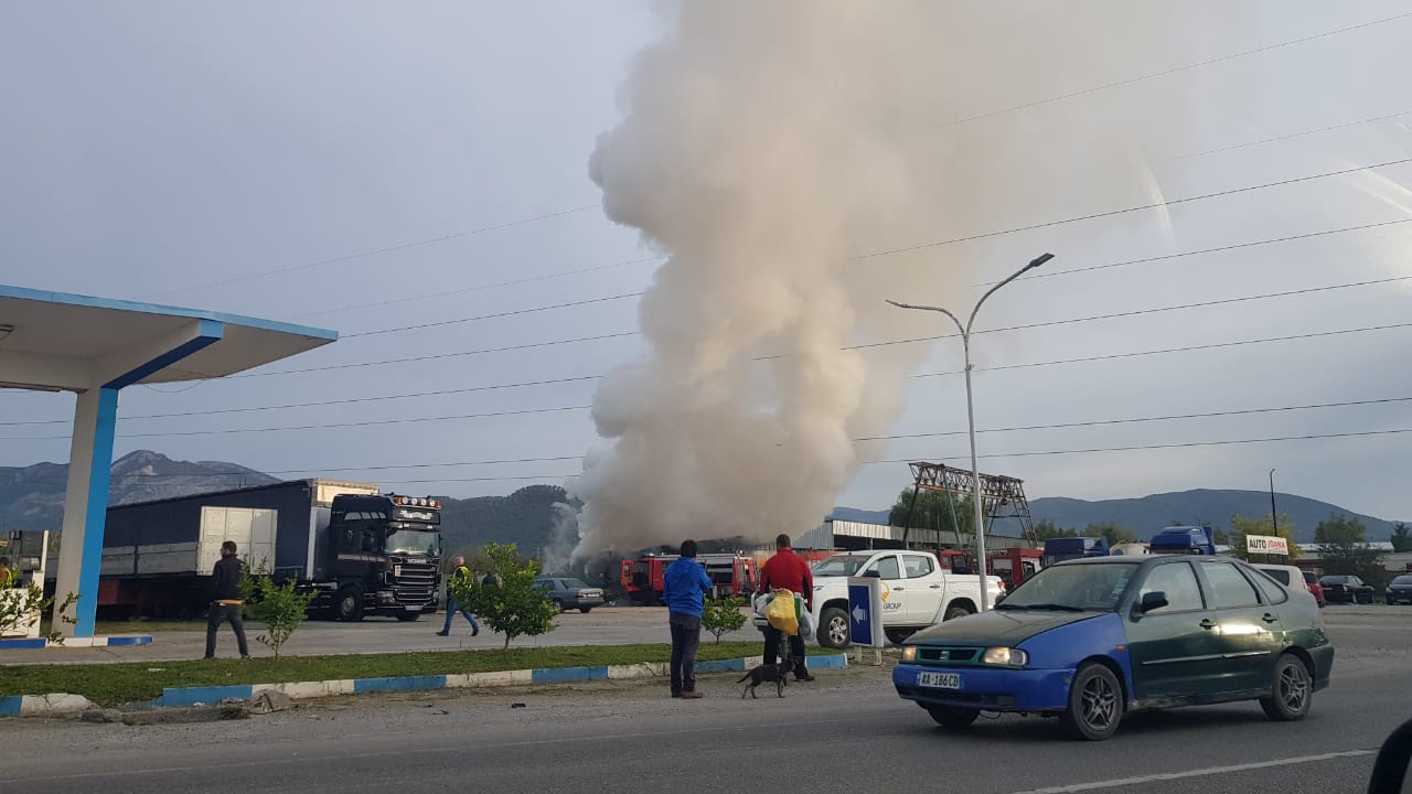 Tym dhe flakë gjigande, përfshihet nga zjarri një servis makinash