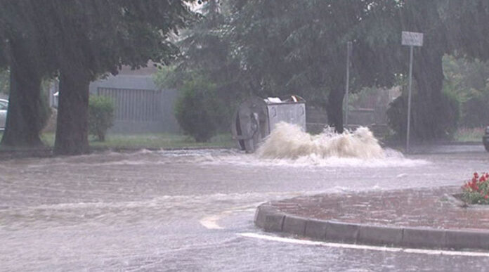 Reshje intensive në orët në vazhdim, Durrësi mes qyteteve që do të preken