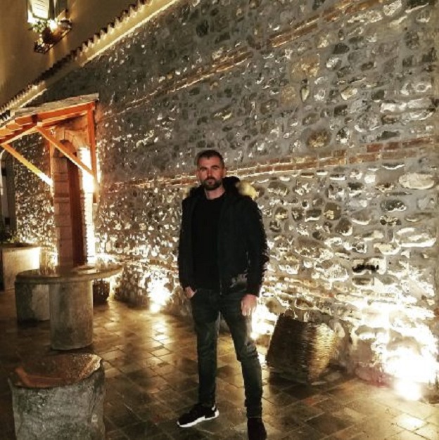 I vrau nënën, xhaxhai i kërkon falje mbesës: E ka parë skenën, e mirë e keqe ishte mamaja e saj