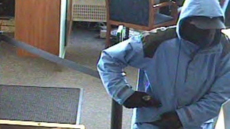 Grabitet pronarja e një dyqani, nën kërcënimin e armës i marrin çantën dhe bizhuteritë