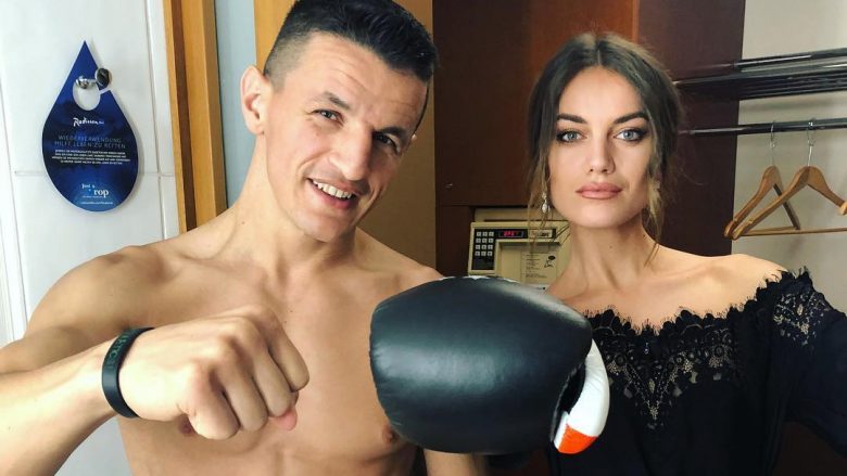 Robin Krasniqi shpallet kampion bote, urimi i ish të dashurës modele