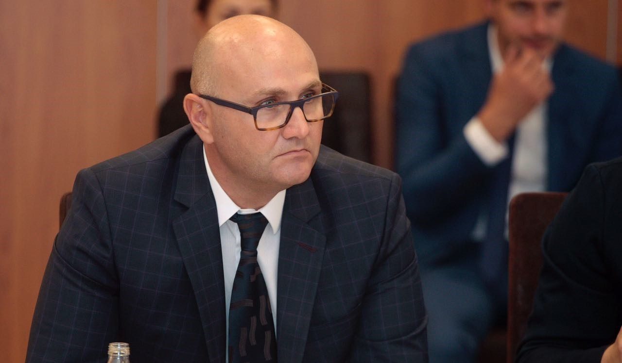 U arratis pak orë pas lëshimit të fletë-arresteve, ndalohet Klodian Gradeci