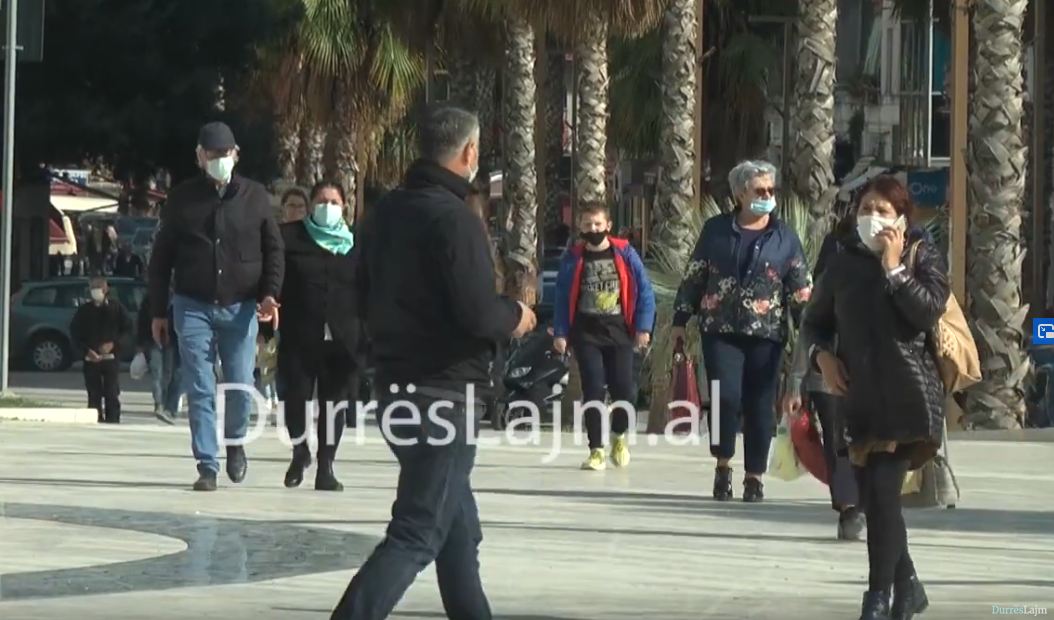 “Kushton më pak se ilaçet”, qytetarët durrsakë respektojnë vendimin për vendosjen e maskave (VIDEO)