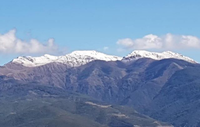 Surprizon moti, pas uljes së temperaturave bie dëbora e parë në Shqipëri