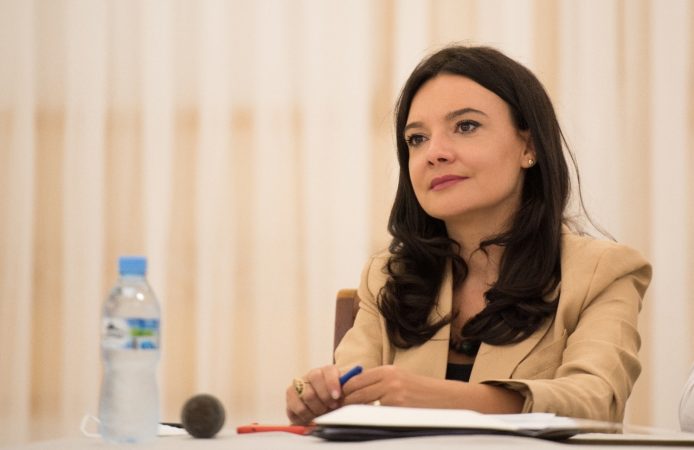 Spiropali: Presidenti Meta po rrëkëllen rakinë e marrëzisë