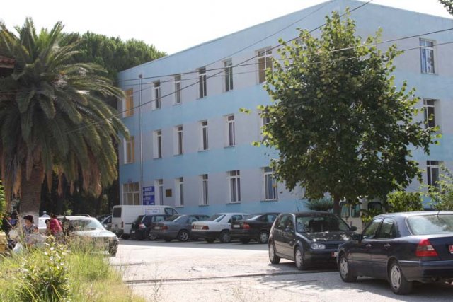 Covid-19 i merr jetën mjekut 64-vjeçar