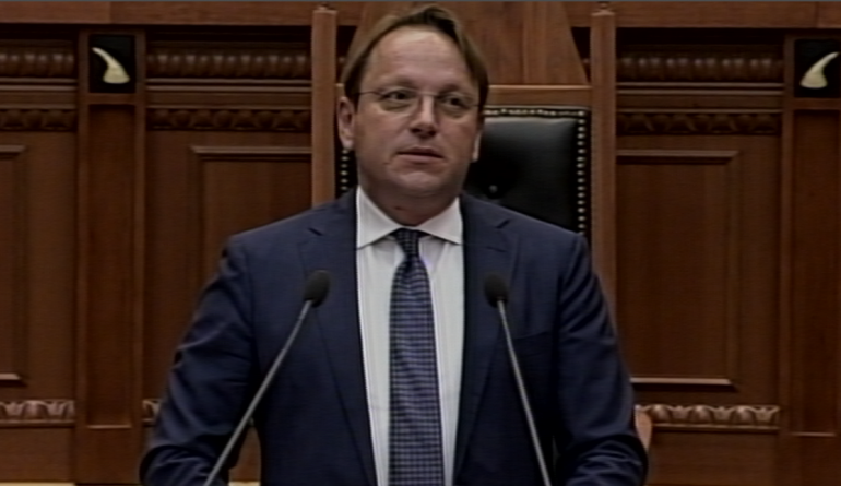 Varhelyi në parlamentin shqiptar: E ardhmja e gjithë rajonit është në BE, interesi jonë strategjik t’ju sjellim më afër