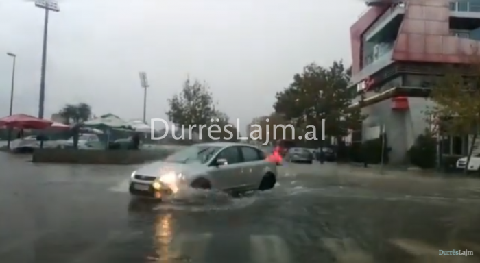 Reshjet e shiut përmbytin rrugët e Durrësit, ja çfarë ndodh në disa nga akset kryesore (VIDEO)