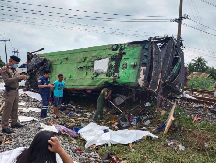 Tmerr në Tajlandë/ Autobusi përplaset me trenin, 17 të vdekur e dhjetëra të plagosur