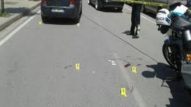 Shkaktoi aksidentin me 2 të plagosur dhe ia mbathi, ndalohet 24-vjeçari nga Durrësi në kërkim