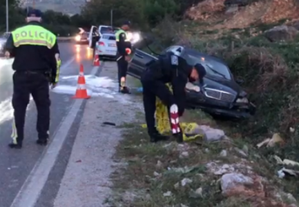 Automjeti del nga rruga, plagosen tre të rinj