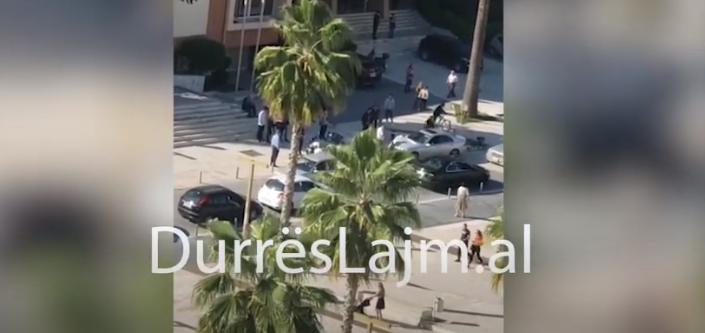 “Benz”-i humb kontrollin, aksidentohet përpara Prefekturës në Durrës (VIDEO)
