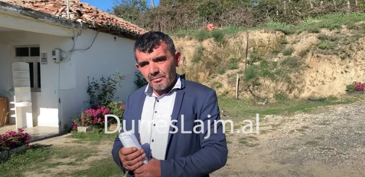 Protestoi për plehrat, familjes Bushi nuk i japin leje për prishjen e banesës DS5: Po më kërcënojnë me heqjen e nuses nga puna (VIDEO)