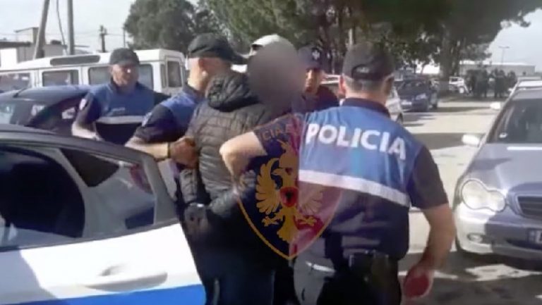 Po transportonte bimë narkotike me furgon, “Shqiponjat” arrestojnë policin në Gjirokastër