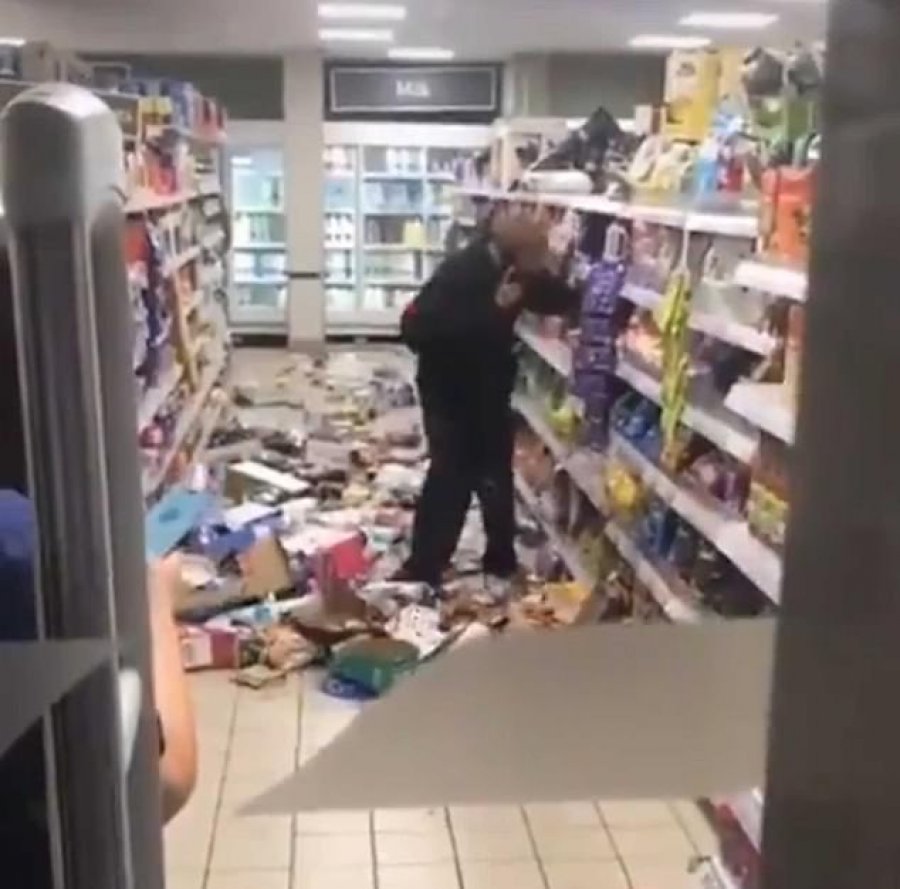 I kërkuan të vendos maskën, klienti shkatërron supermarketin (VIDEO)