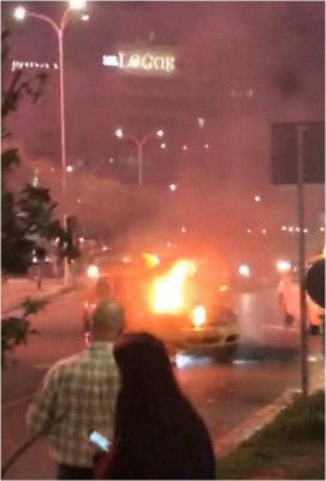 Makina përfshihet nga flakët, shkrumbohet në mes të rrugës