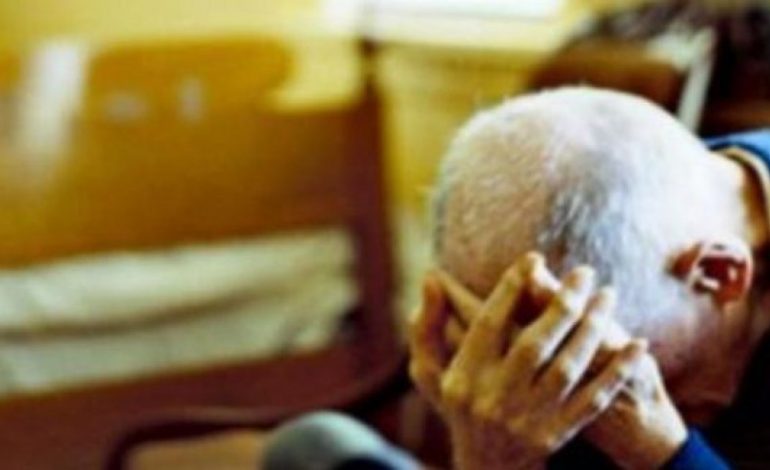 Dhunoi gjyshin, arrestohen 17-vjeçari në Durrës