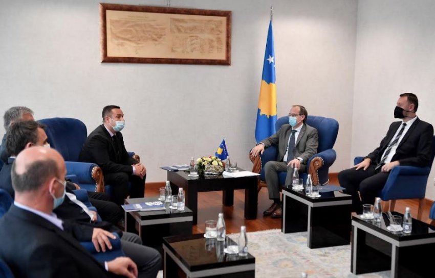 ​Hoti: Në Kosovë nuk do të ketë më përdorim të pajisjeve 5G që sigurohen nga shitës të pabesueshëm