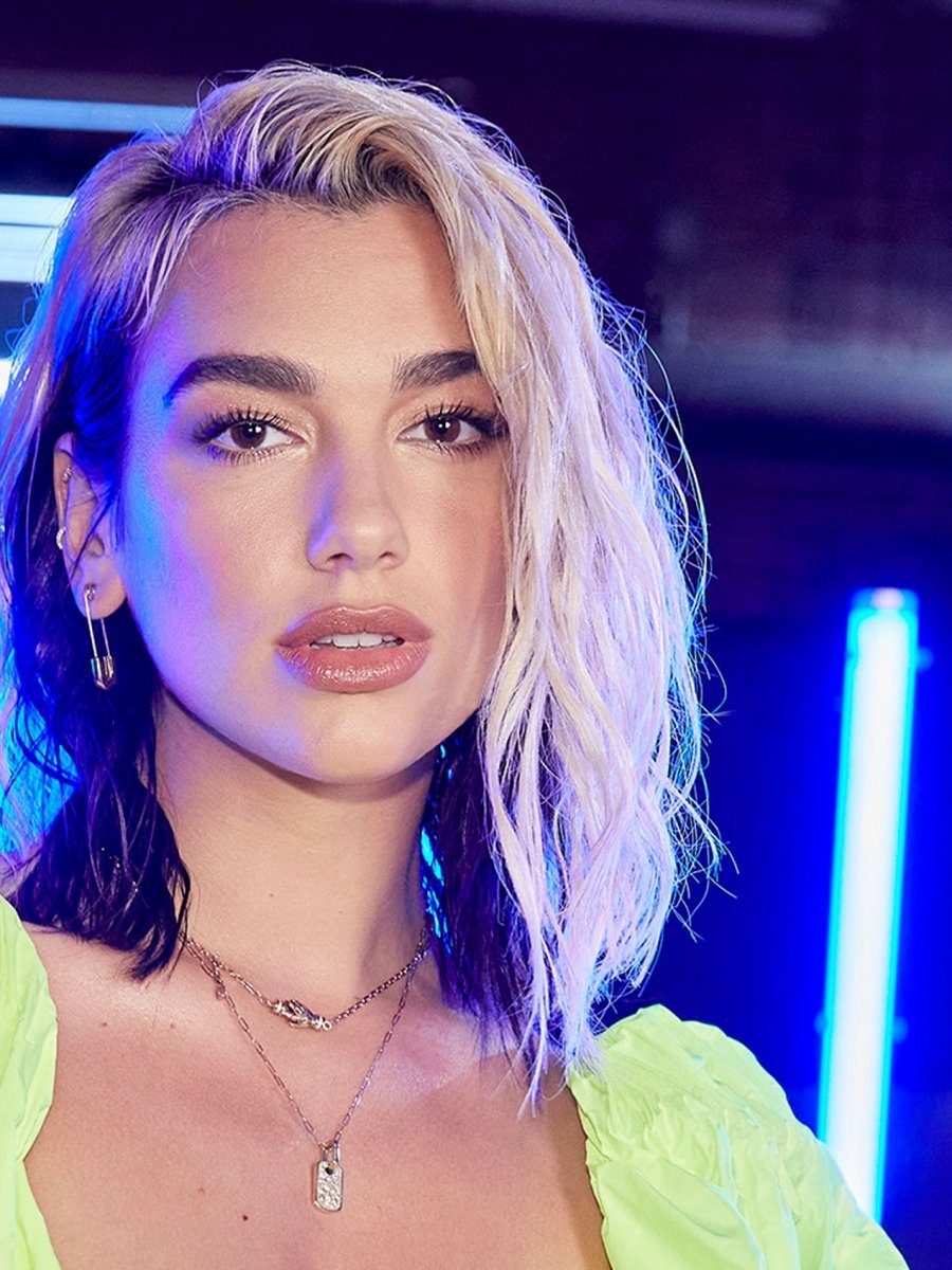 Dua Lipa pozon topless, “çmend” rrjetin (FOTO)