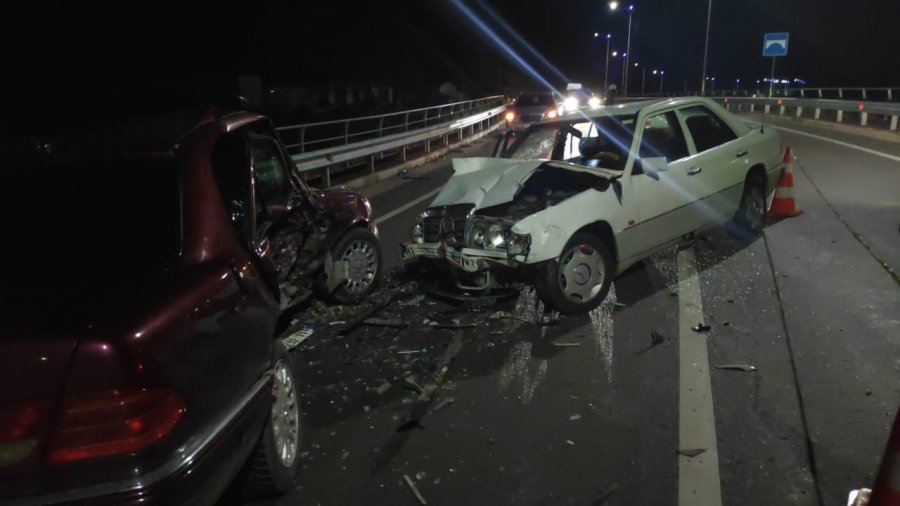 Përplasje e fortë me dy të plagosur, makinat përfundojnë në një grumbull hekurishtesh (FOTO)