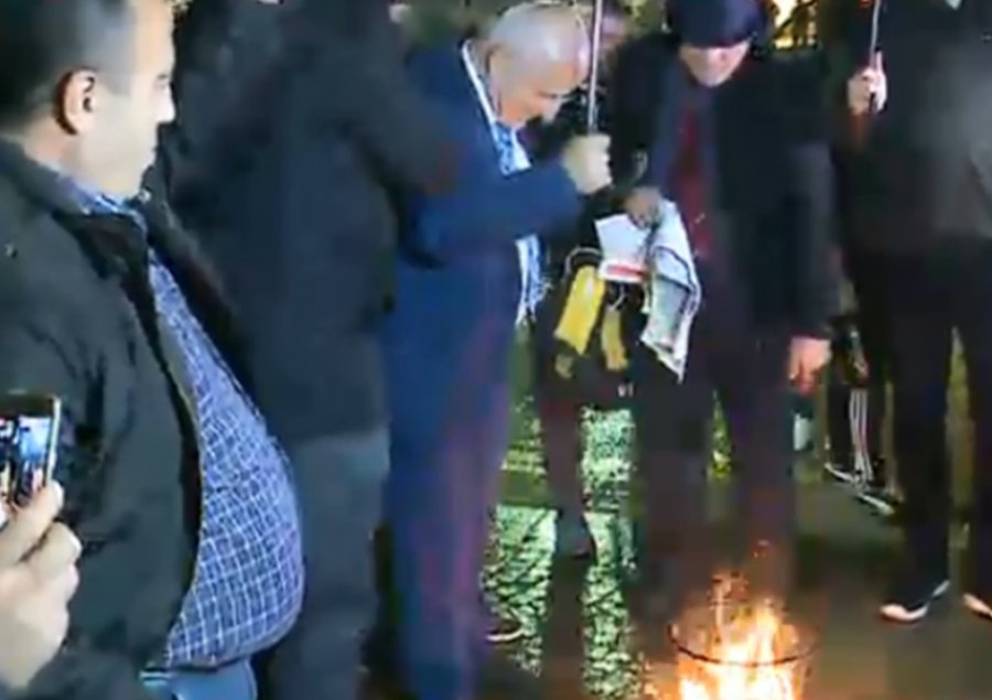 Protesta kundër maskave para kryeministrisë, shoqërohen në polici tre të rinj