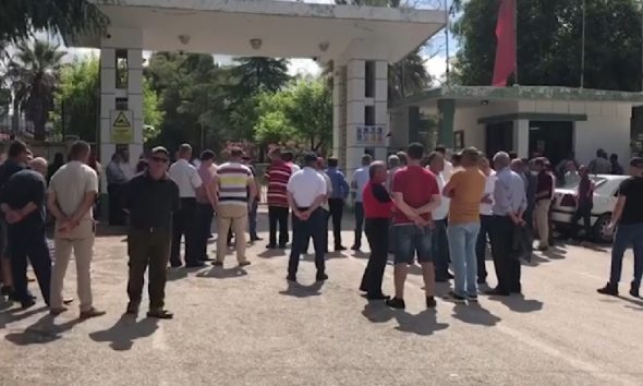Tensione në Ballsh/ Naftëtarët shqyejnë derën dhe futen me forcë në uzinë