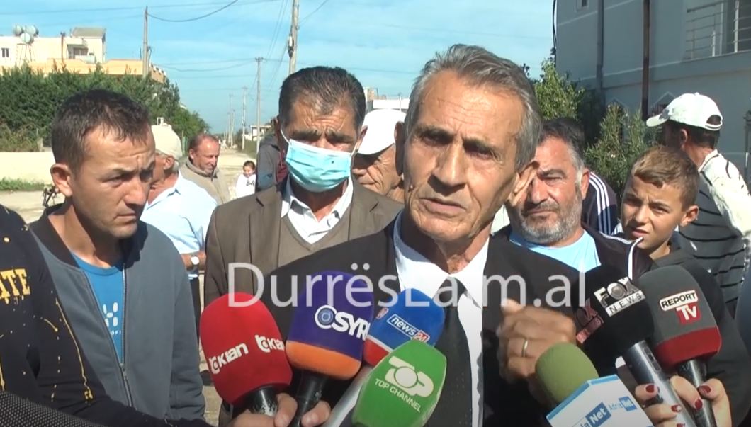 Rruga e pashtruar e kanali i hapur, banorët në Durrës në protestë: Ka 25 vite që nuk është lëshuar as edhe një lopatë dhe (VIDEO)