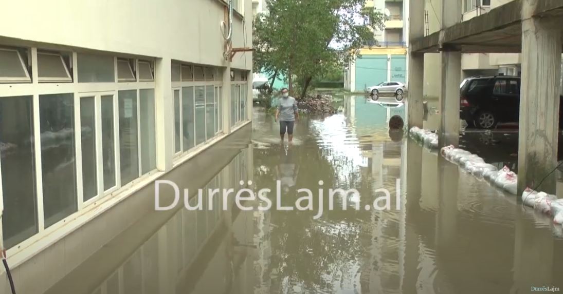 Të përmbytur, pa ujë e drita/ Banorët e Plazhit: Jemi në mëshirë të fatit! Çfarë do bëjë Rama? (VIDEO)