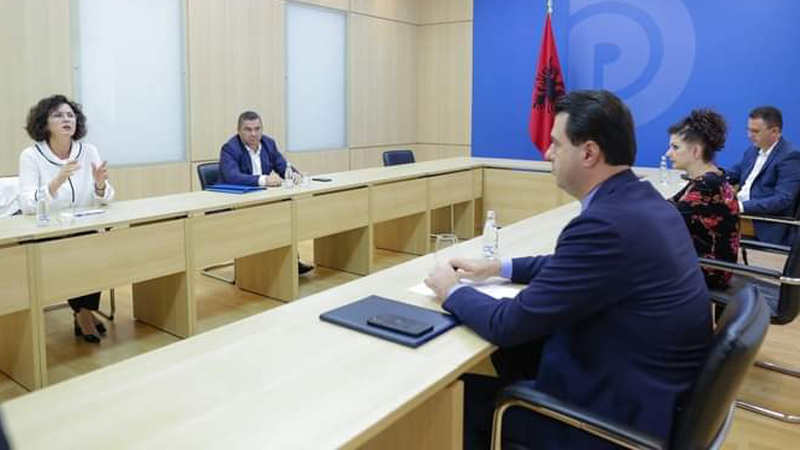 Basha me shoqatën e farmacistëve: Do t’i japim fund monopolit në tregun e ilaçeve