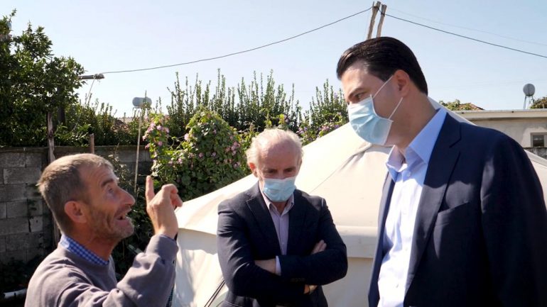 Tërmeti i prishi shtëpinë, Basha viziton familjen që jeton prej 1 viti në çadër. “Vajzës së sëmurë ia kam marrë ilaçet me lekë borxh”